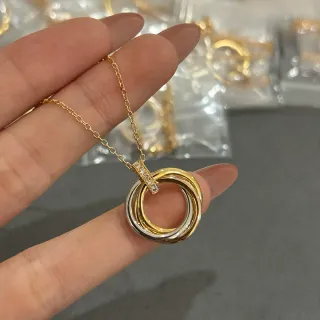 Collier pendentif de trois anneaux entrelacés en deux tons
