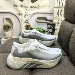 Zapatilla de punto blanca y gris sin cordones con correa