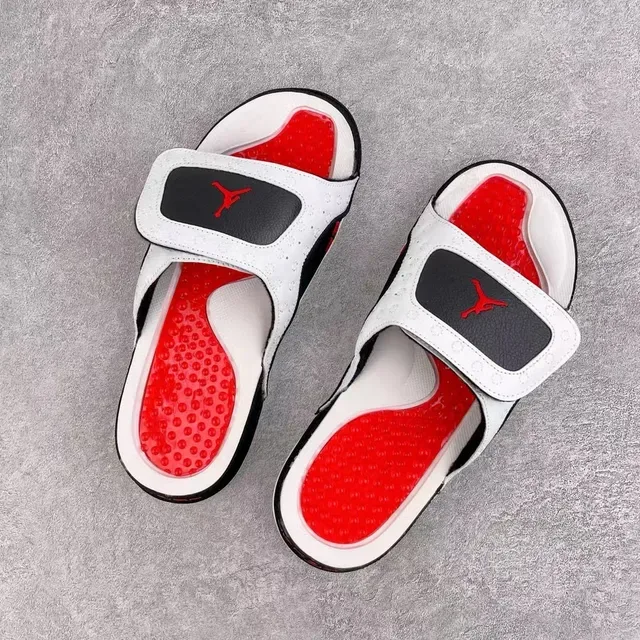 Zapatillas Blancas y Negras con Tirante Perforado y Panel de Ante 3