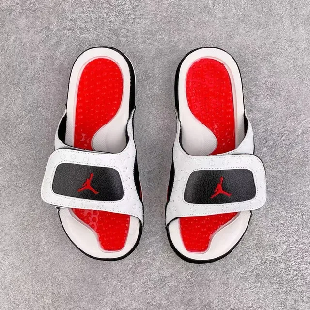 Zapatillas Blancas y Negras con Tirante Perforado y Panel de Ante 4