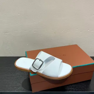صنادل كاجوال بيضاء مثبتة بشريط مزدوج مع إبزيم