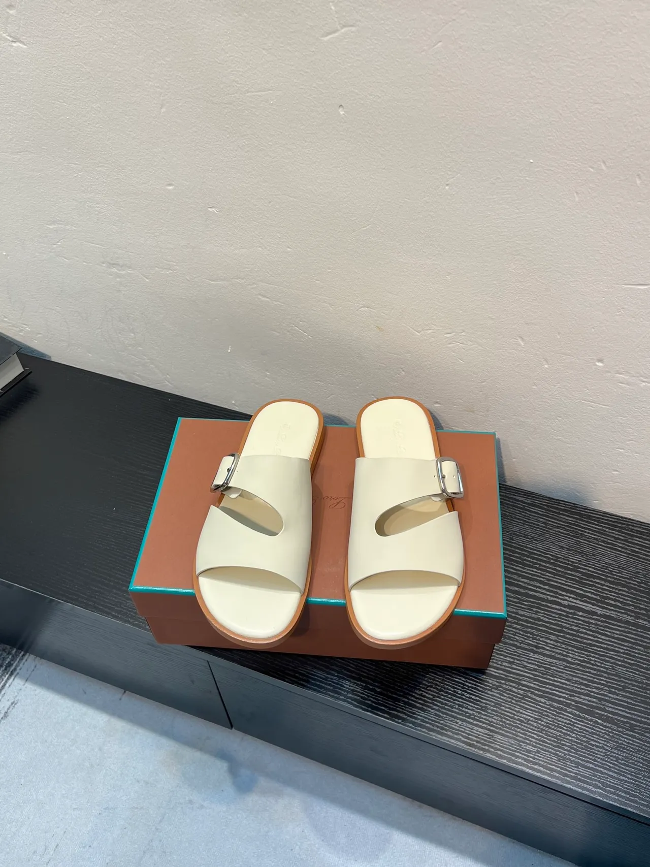 صندل أبيض مسطح كاجوال مع حزام بلك 2