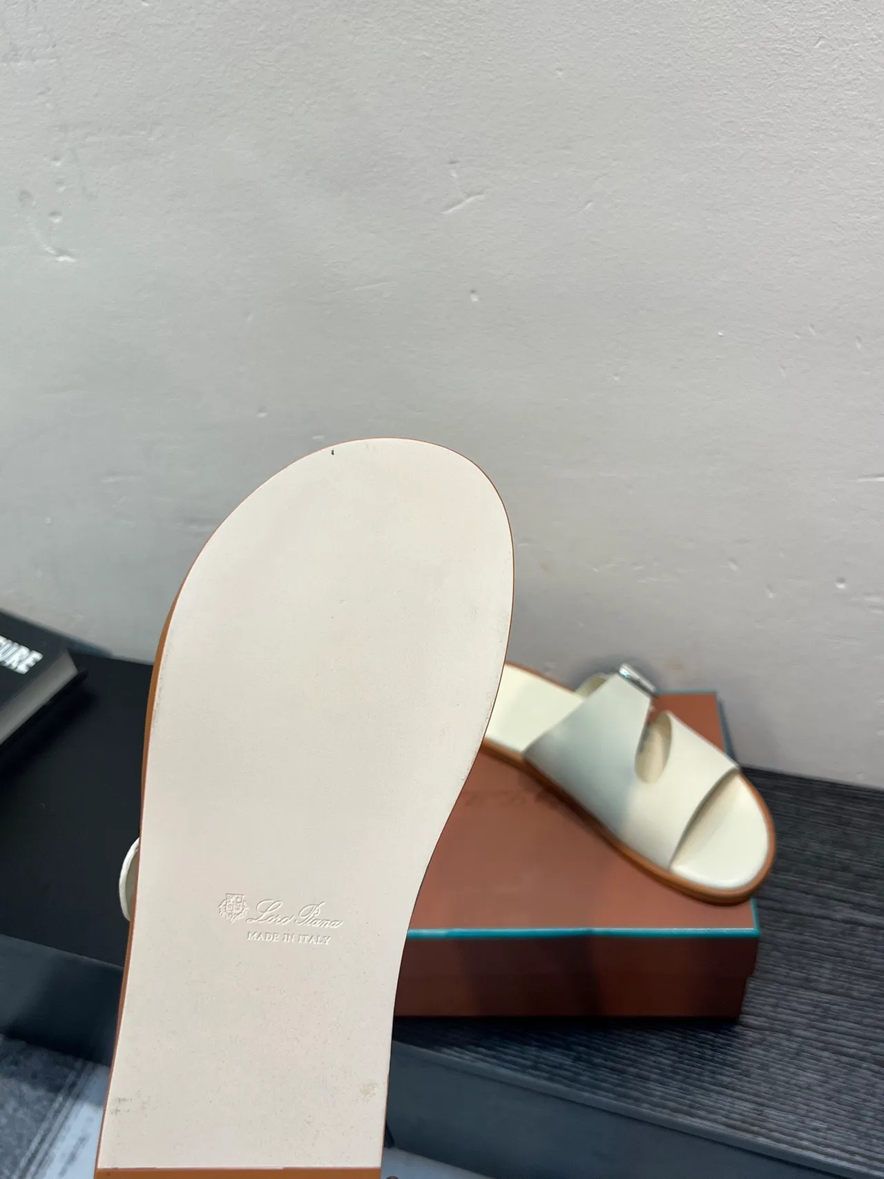 صندل أبيض مسطح كاجوال مع حزام بلك 9