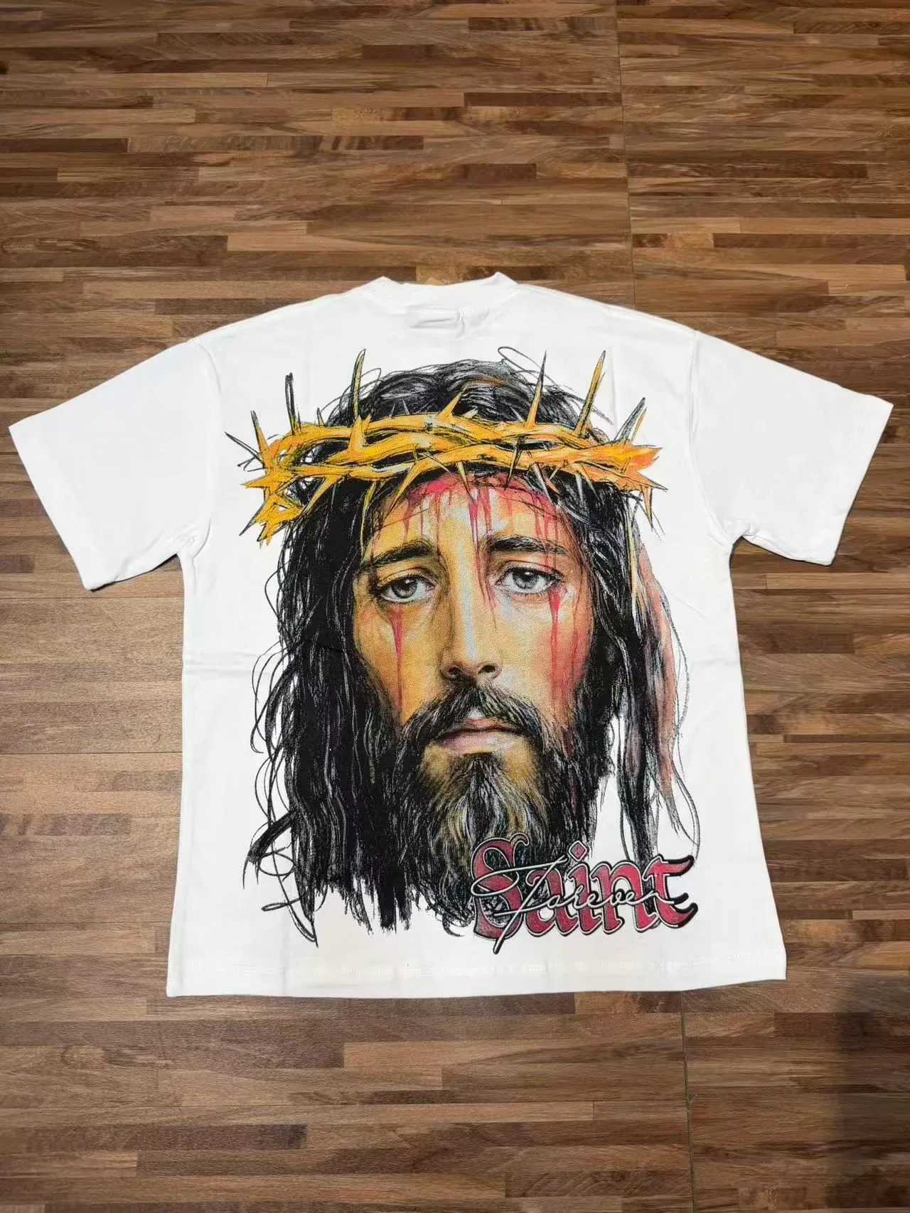 Camiseta branca de gola redonda com estampa gráfica 6