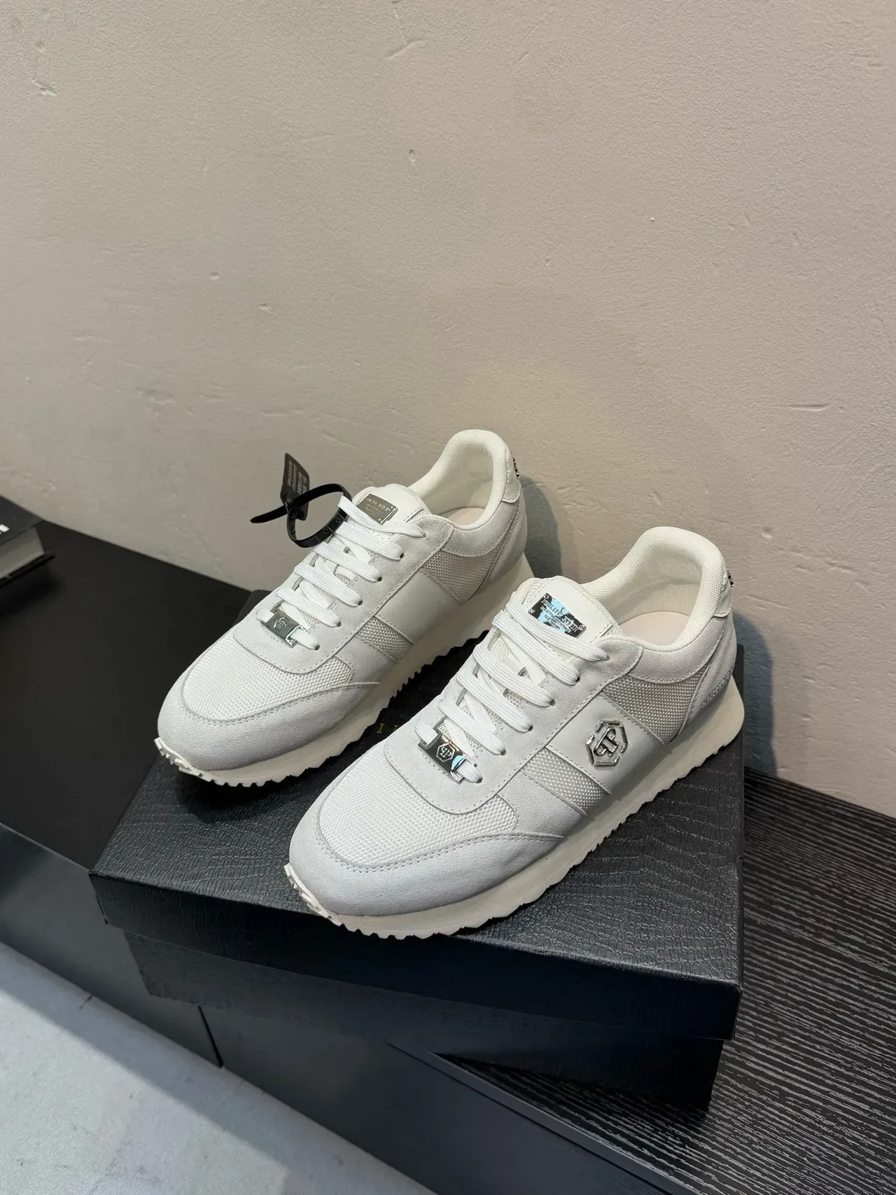 White Silver Mixed-Material Upper Hexagonal Metal Logo Sneakers 3