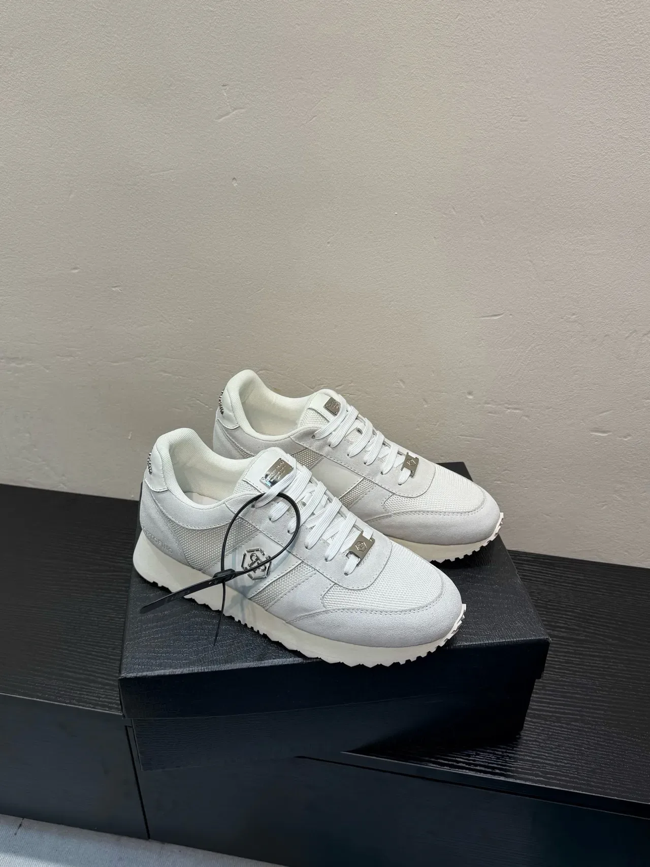 White Silver Mixed-Material Upper Hexagonal Metal Logo Sneakers 5