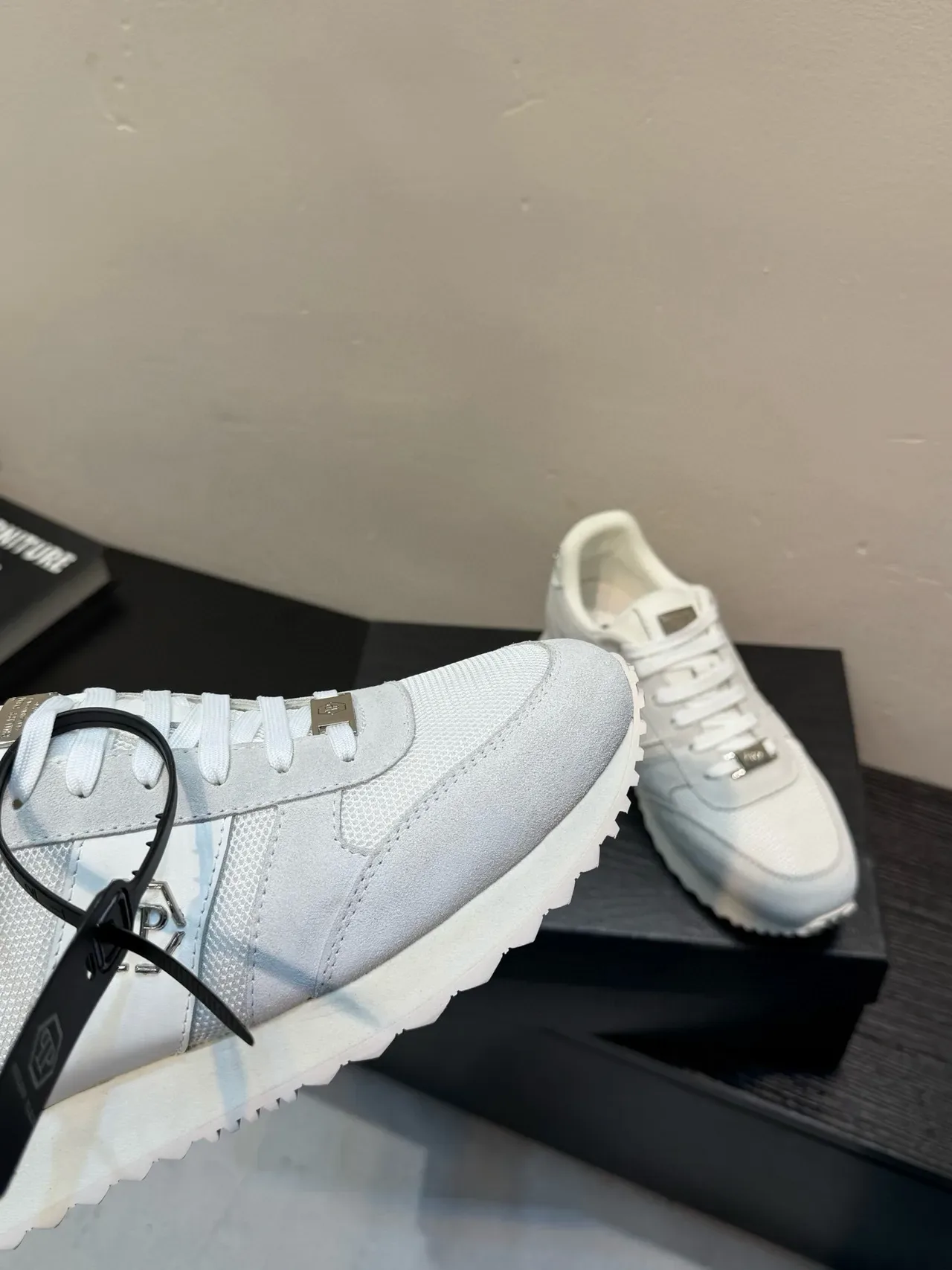 White Silver Mixed-Material Upper Hexagonal Metal Logo Sneakers 8