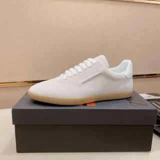 حذاء رياضي أبيض سويدي low top lifestyle