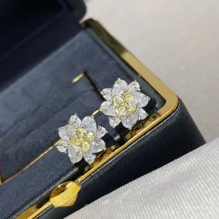 Aretes de Oro Amarillo con Forma de Flor Cluster con Gema Central