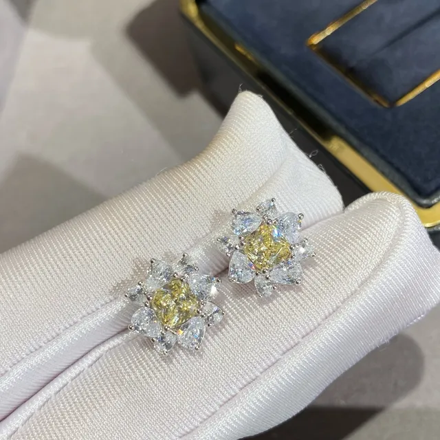 Brincos de Ouro Amarelo com Forma de Flor Cluster com Gema Central 2