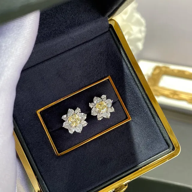 Brincos de Ouro Amarelo com Forma de Flor Cluster com Gema Central 3