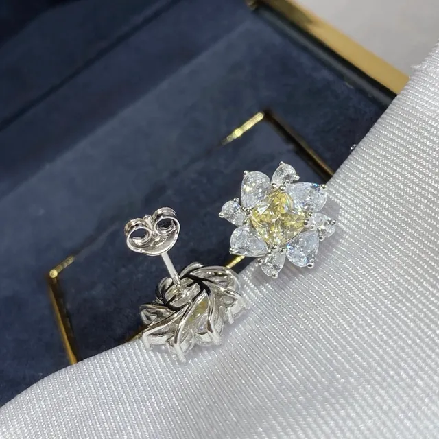 Brincos de Ouro Amarelo com Forma de Flor Cluster com Gema Central 4