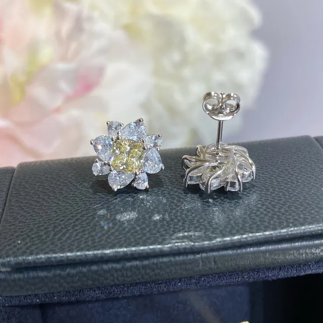 Brincos de Ouro Amarelo com Forma de Flor Cluster com Gema Central 5