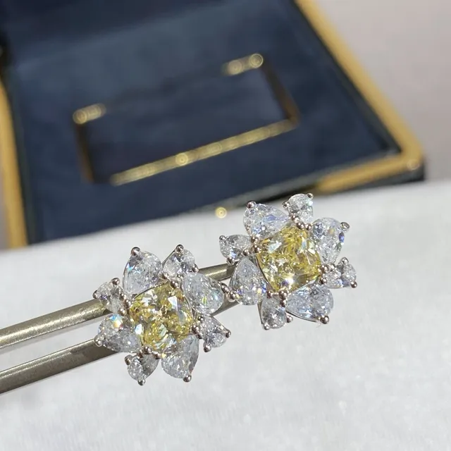 Brincos de Ouro Amarelo com Forma de Flor Cluster com Gema Central 6