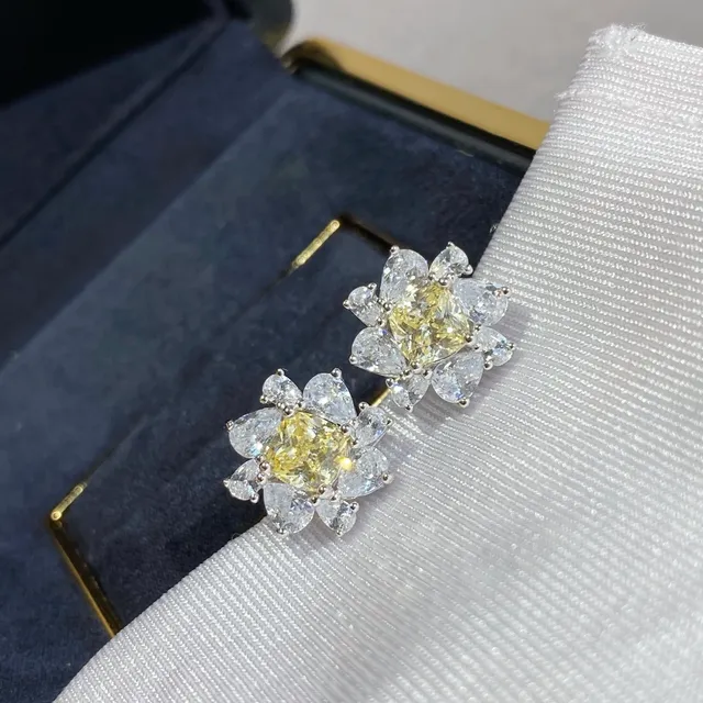 Brincos de Ouro Amarelo com Forma de Flor Cluster com Gema Central 7