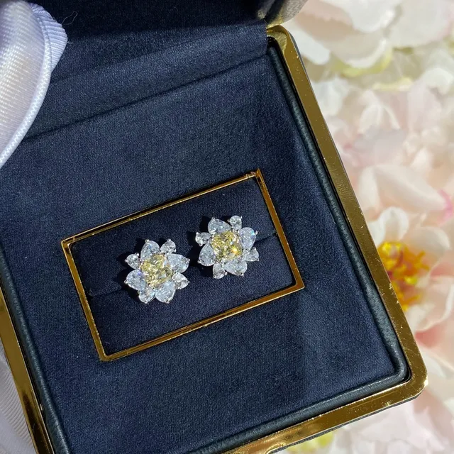 Brincos de Ouro Amarelo com Forma de Flor Cluster com Gema Central 8