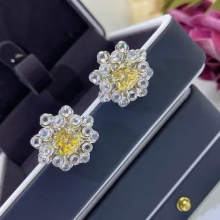 أقراط عناقيد زهورية مغطاة بكريستال أصفر فضي