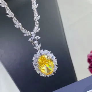 Collier en argent jaune avec pierre ovale centrale et halo de pierres transparentes en coupe marquise