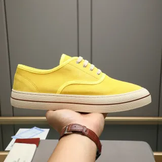 Calçado casual de camurça amarelo com cadarços e topo baixo