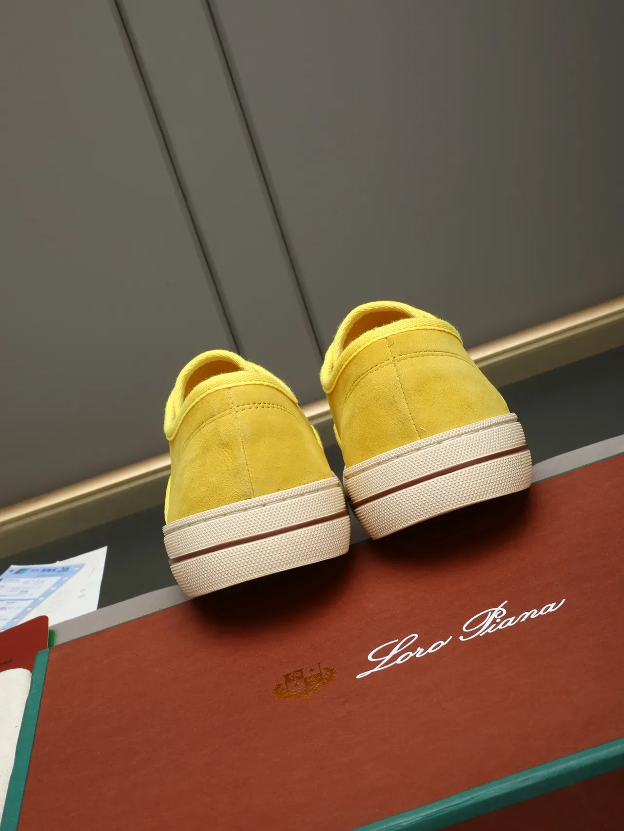 Zapato casual de ante amarillo con cordones y bajo 4