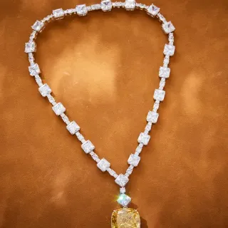 Collier pendentif diamants en coupe coussin engastés en griffes jaune et blanc