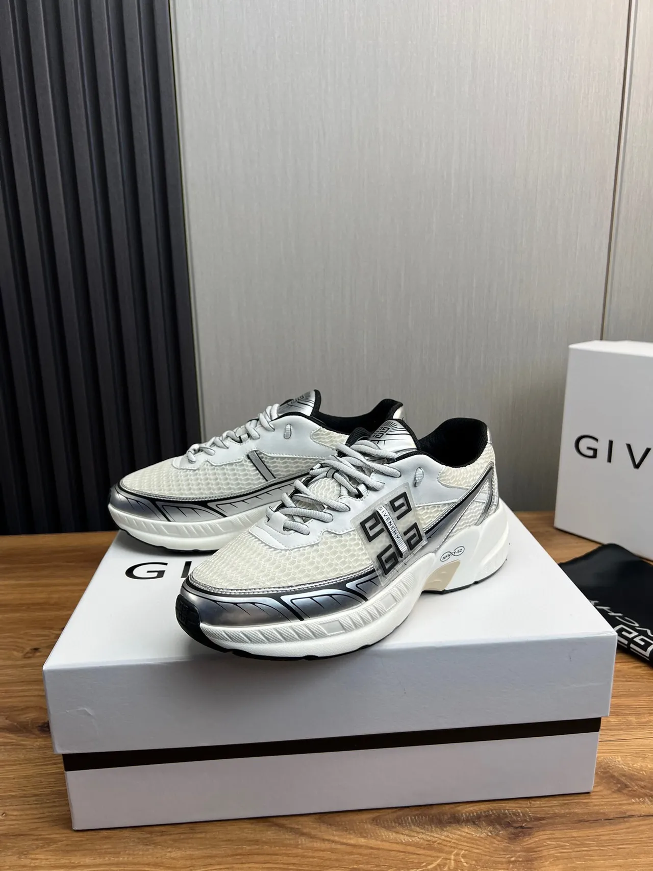 Givenchy Spectre Sneakers Chunky Blanc Argent 3