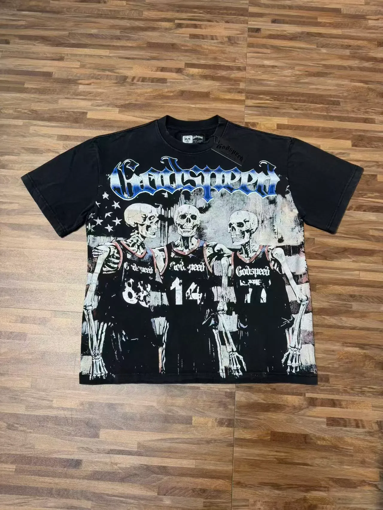 Camiseta negra Godspeed con gráfico de esqueleto y baloncesto 2