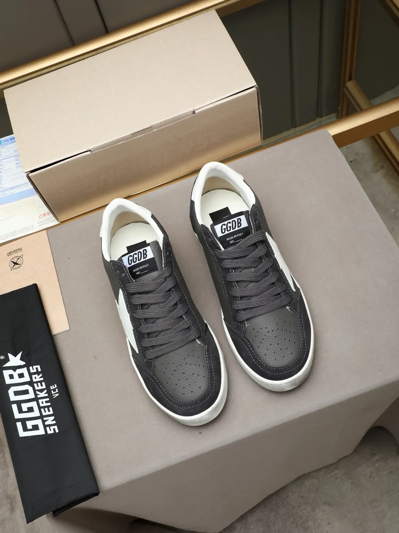 Golden Goose Ball Star ধূসর ও সাদা স্টার লাইফস্টাইল স্নিকার্স 2