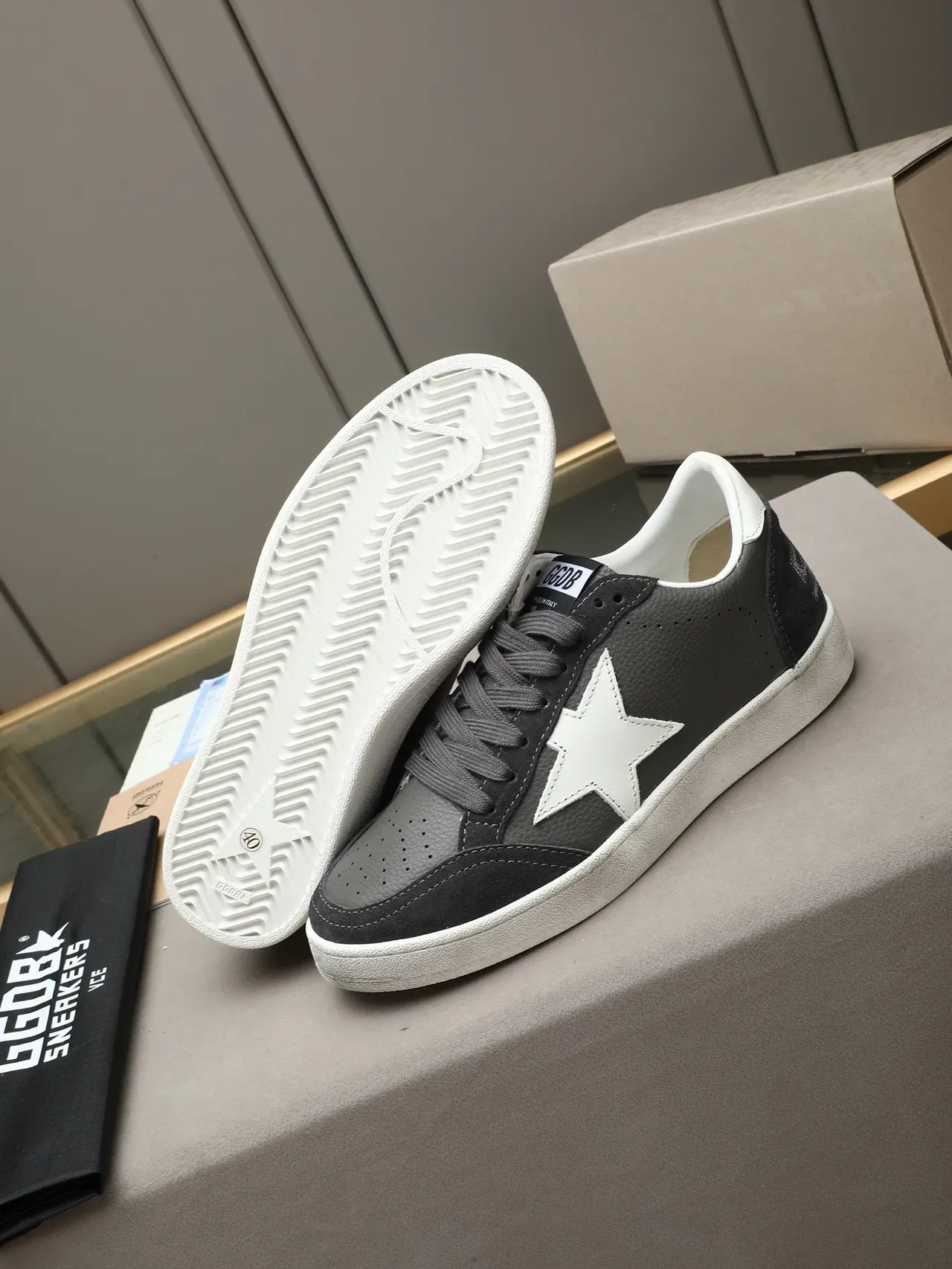 Golden Goose Ball Star ধূসর ও সাদা স্টার লাইফস্টাইল স্নিকার্স 4