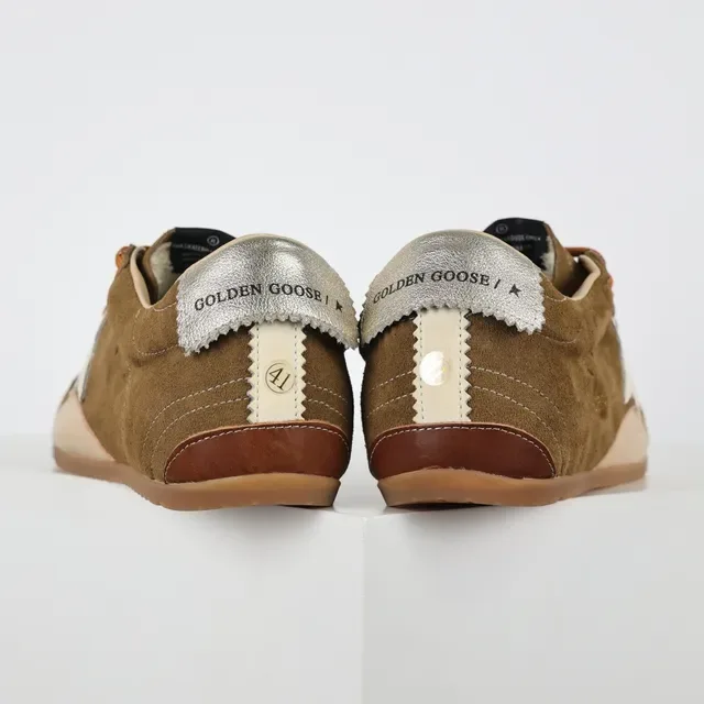 Golden Goose Superstar Zapatillas Lifestyle Ante Oliva Marrón 8