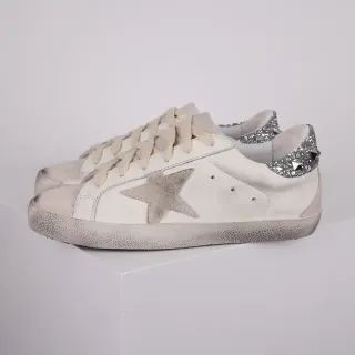 Golden Goose Superstar Tênis Lifestyle Brancos e Prateados de Couro Distressed com Glitter na Tab de Calcanhar