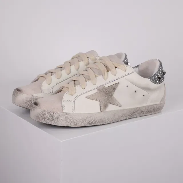 Golden Goose Superstar حذاء رياضي أسلوب حياة أبيض فضي جلد متضرر لامع لوحة كعب 2