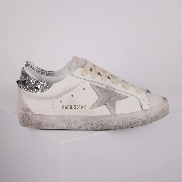 Golden Goose Superstar حذاء رياضي أسلوب حياة أبيض فضي جلد متضرر لامع لوحة كعب 3
