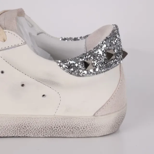 Golden Goose Superstar حذاء رياضي أسلوب حياة أبيض فضي جلد متضرر لامع لوحة كعب 4