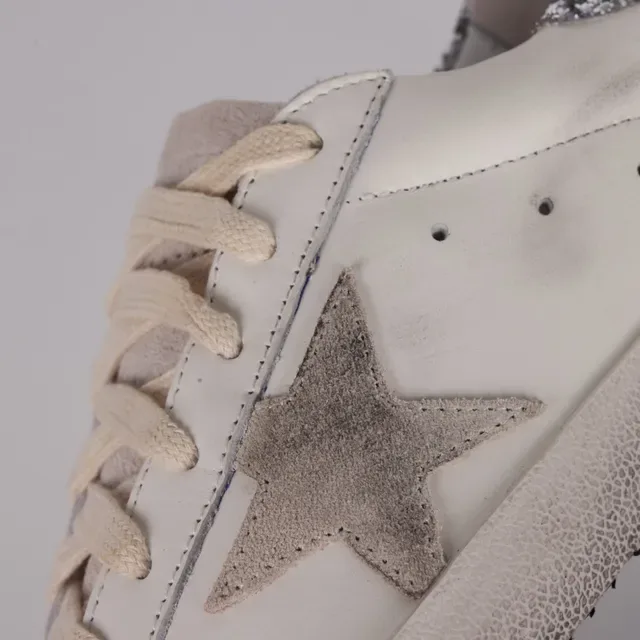 Golden Goose Superstar حذاء رياضي أسلوب حياة أبيض فضي جلد متضرر لامع لوحة كعب 6