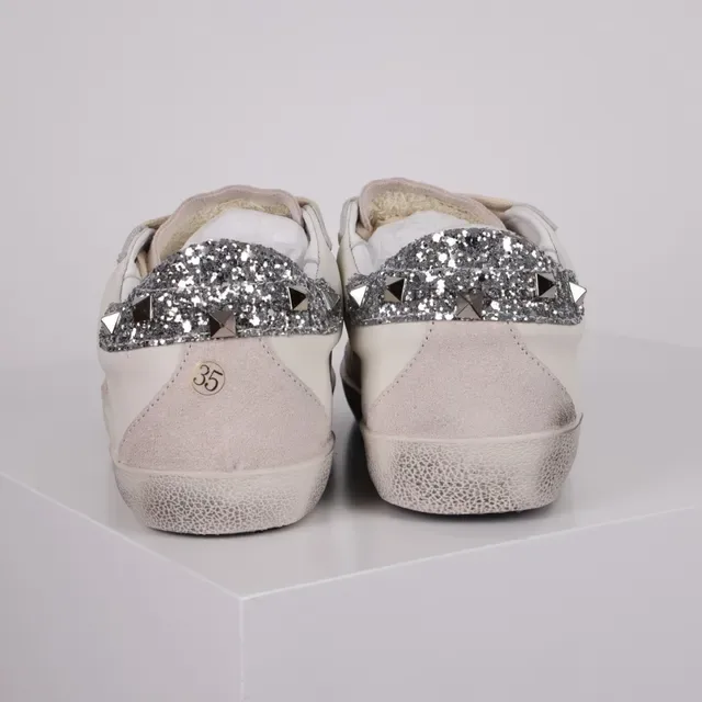 Golden Goose Superstar حذاء رياضي أسلوب حياة أبيض فضي جلد متضرر لامع لوحة كعب 8