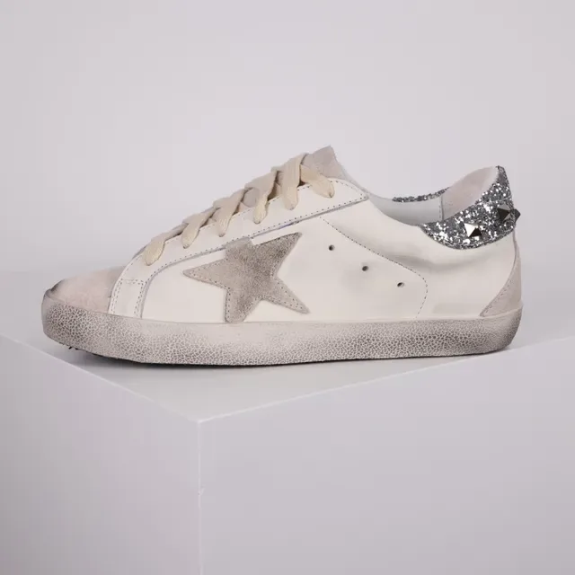 Golden Goose Superstar حذاء رياضي أسلوب حياة أبيض فضي جلد متضرر لامع لوحة كعب 9