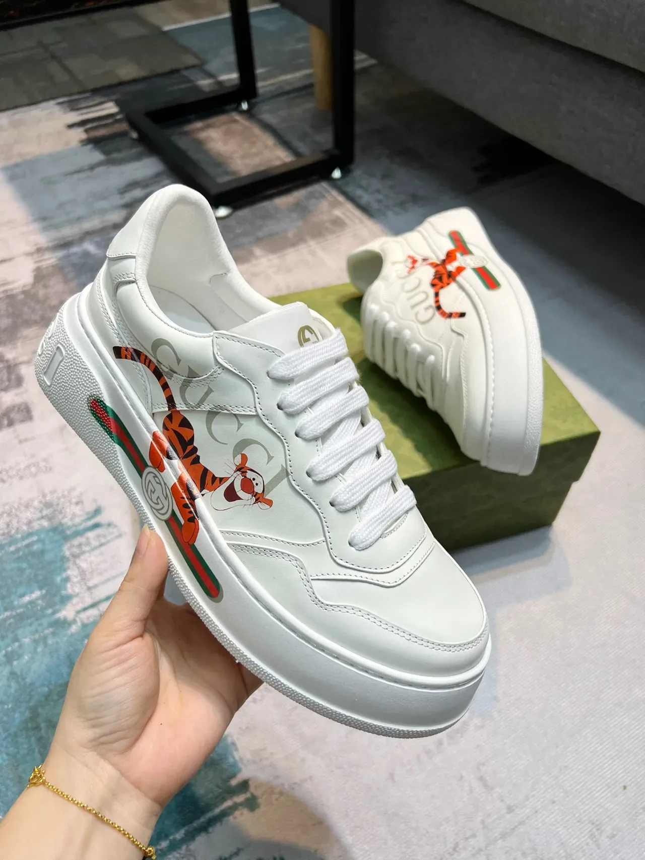 Gucci Ace Tigger سنيكرز أبيض جرافيك لايف ستايل 4