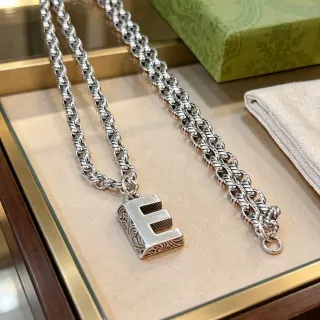Gucci Collection Alphabet Collier Pendentif 'E' Chaîne Tressée Argent