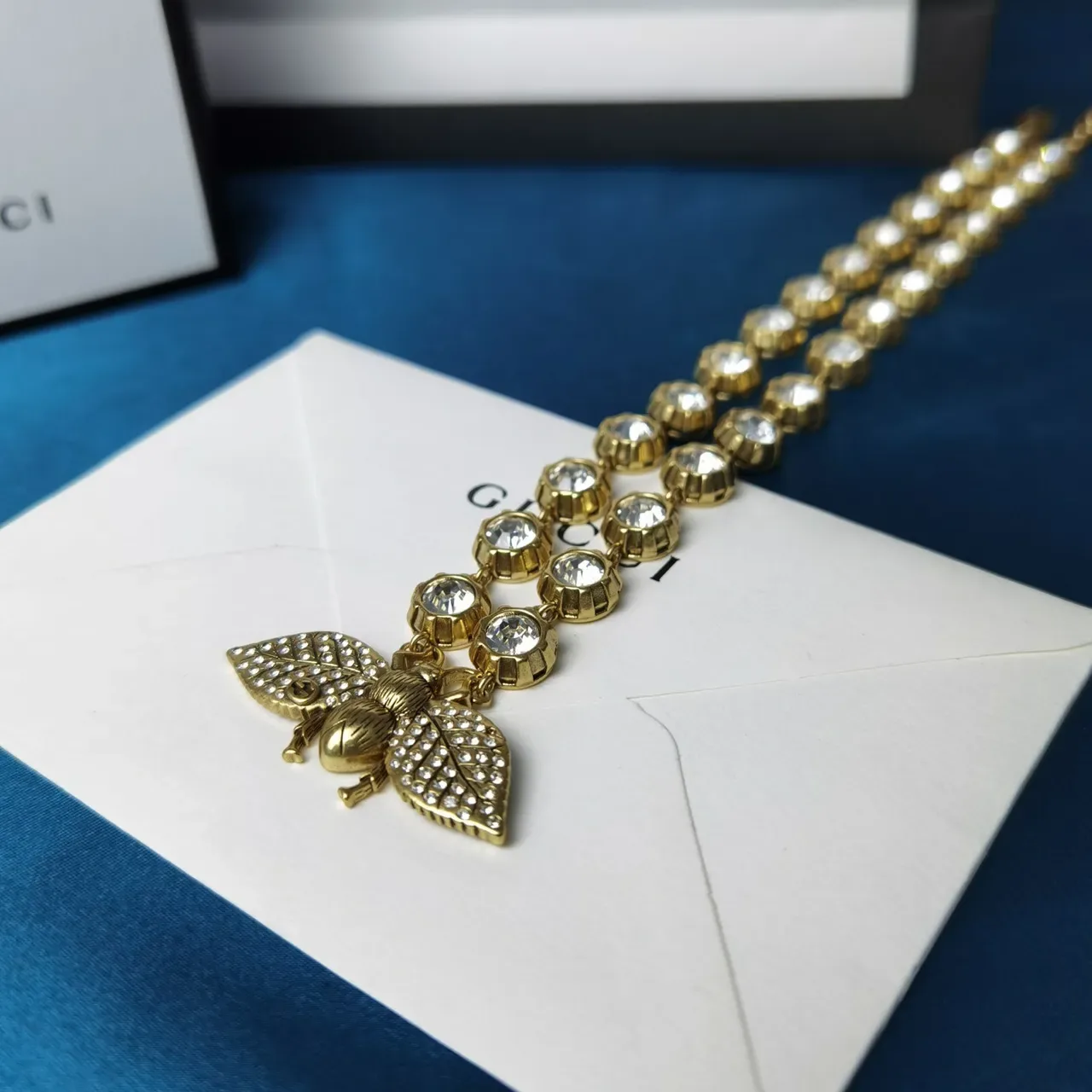 Collar Gucci Motivo de Abeja incrustado con cristales tono dorado 2