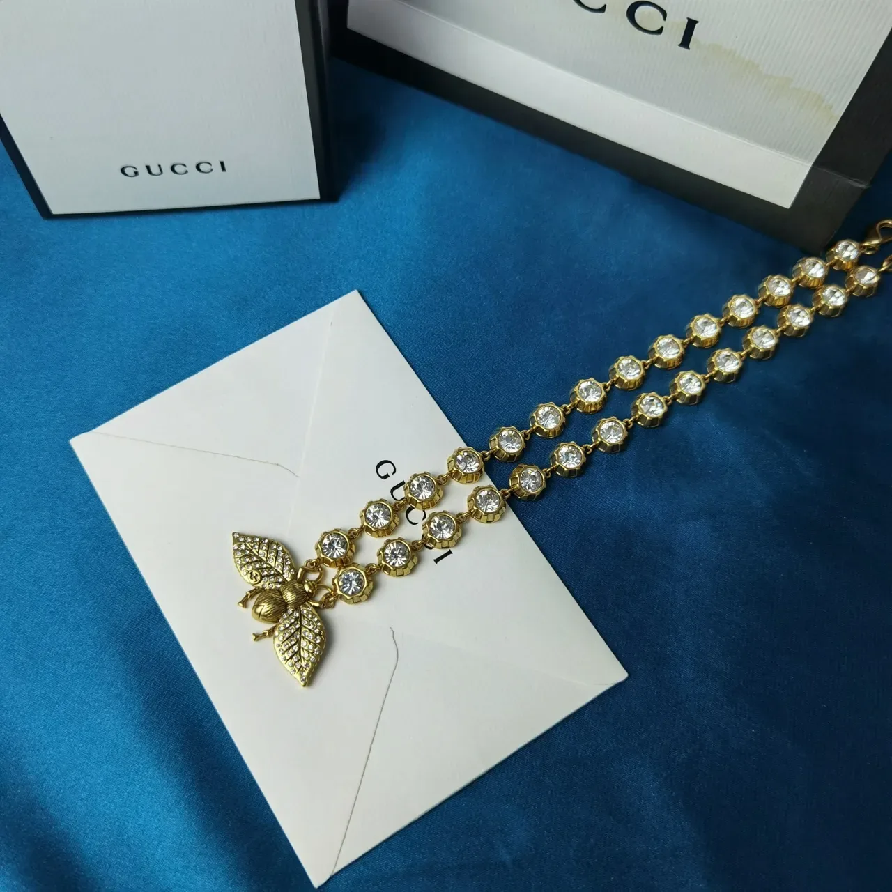 Collar Gucci Motivo de Abeja incrustado con cristales tono dorado 3