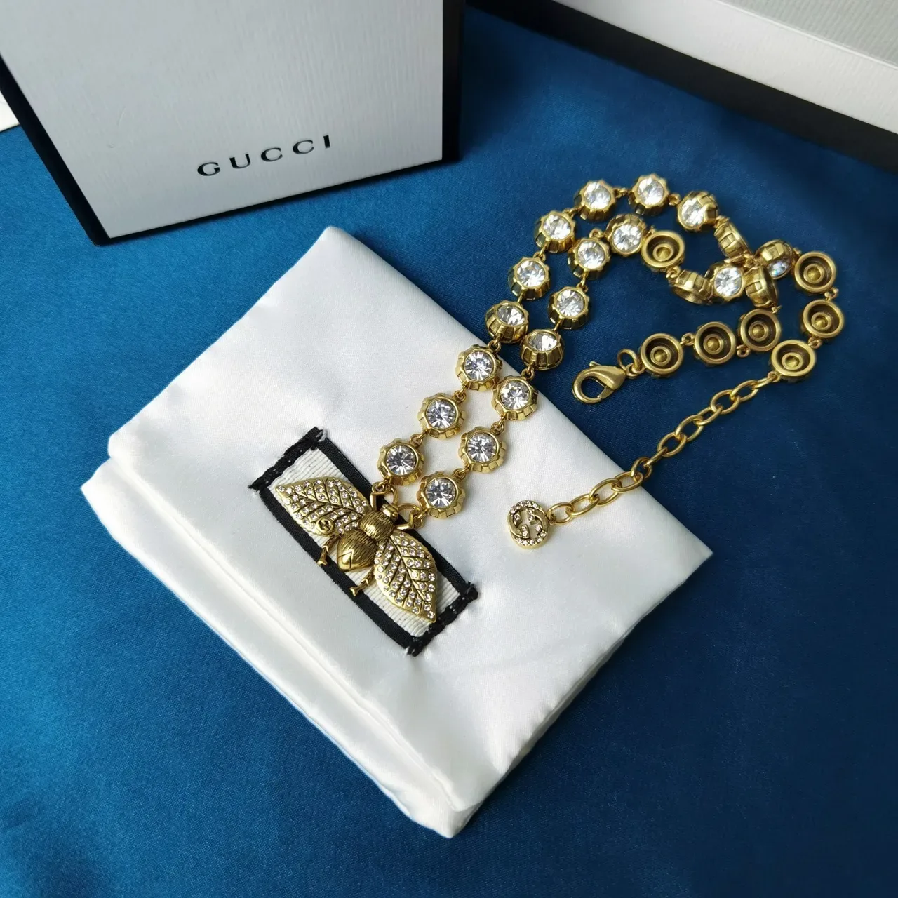 Collar Gucci Motivo de Abeja incrustado con cristales tono dorado 4