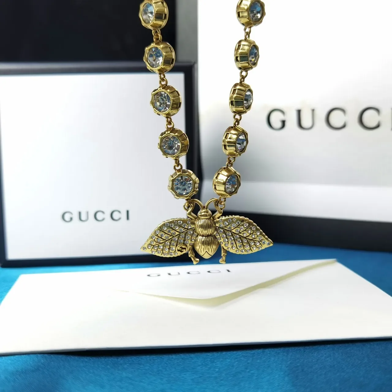 Collar Gucci Motivo de Abeja incrustado con cristales tono dorado 5