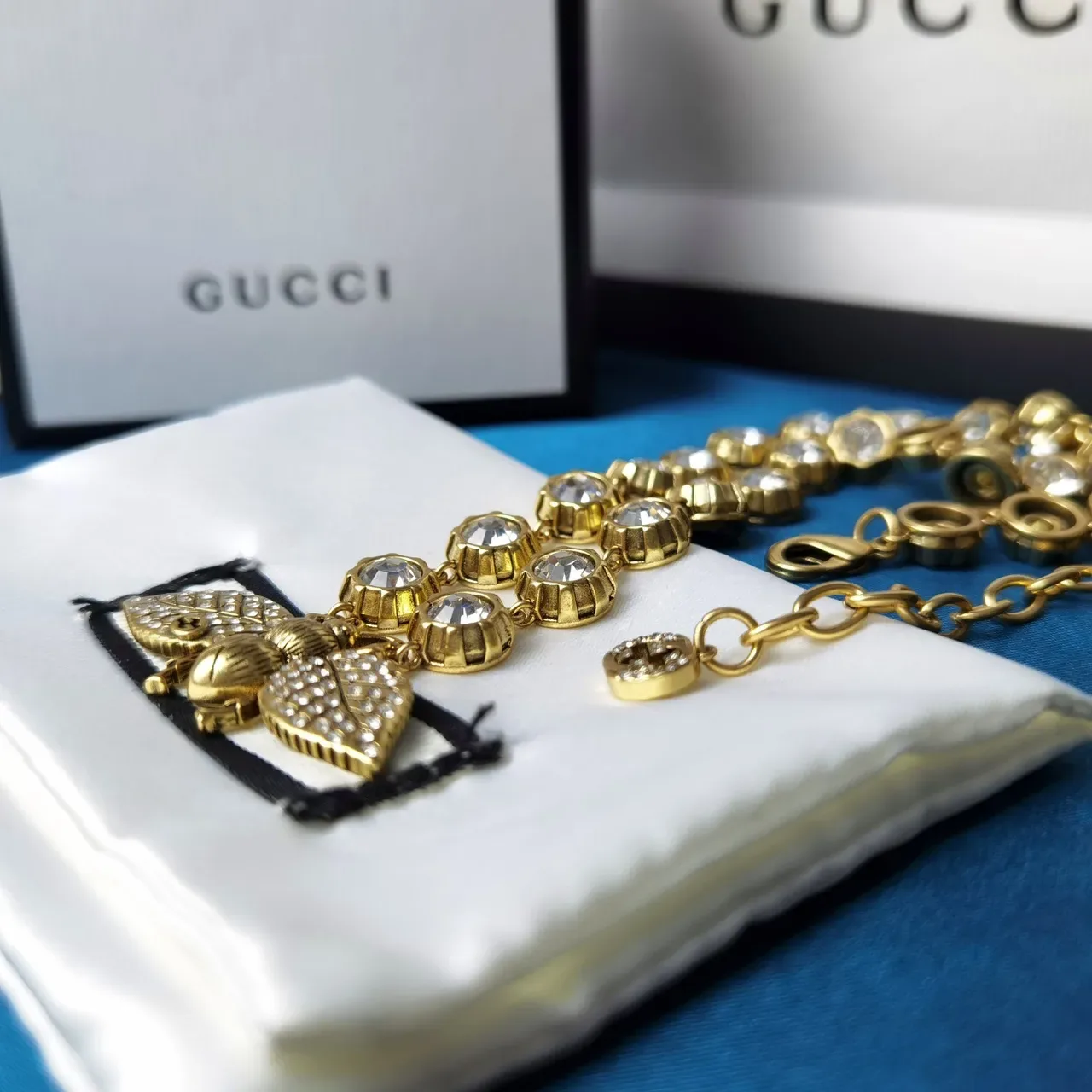 Collar Gucci Motivo de Abeja incrustado con cristales tono dorado 6