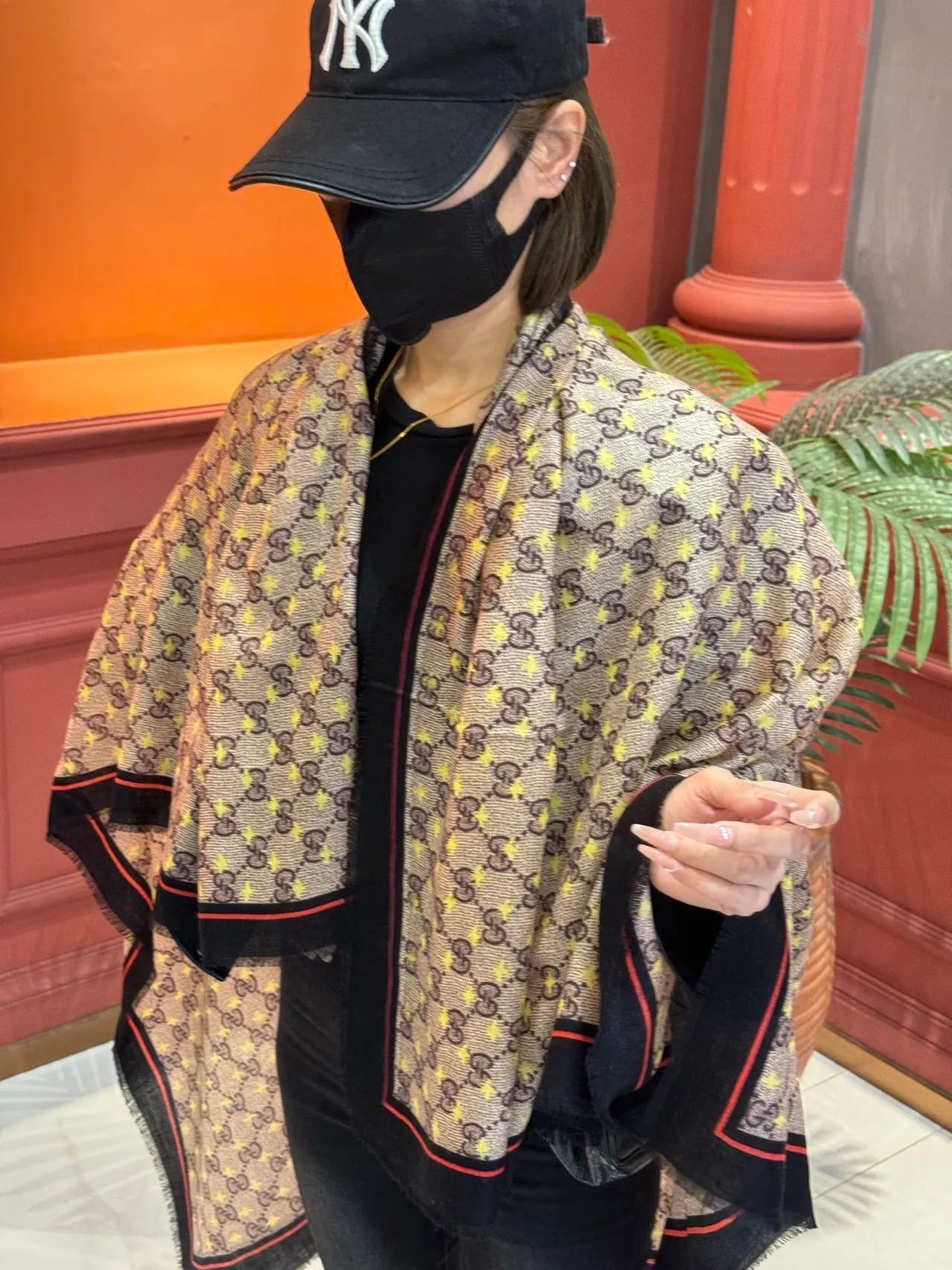 وشاح حرير Gucci بيج أسود مطبوع بموجز مع حواف مزينة بفرش 2