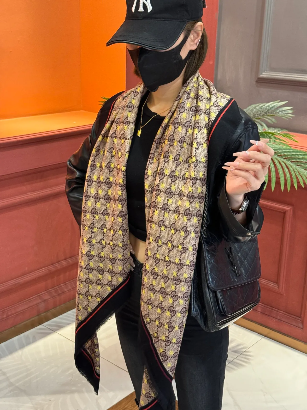 وشاح حرير Gucci بيج أسود مطبوع بموجز مع حواف مزينة بفرش 3