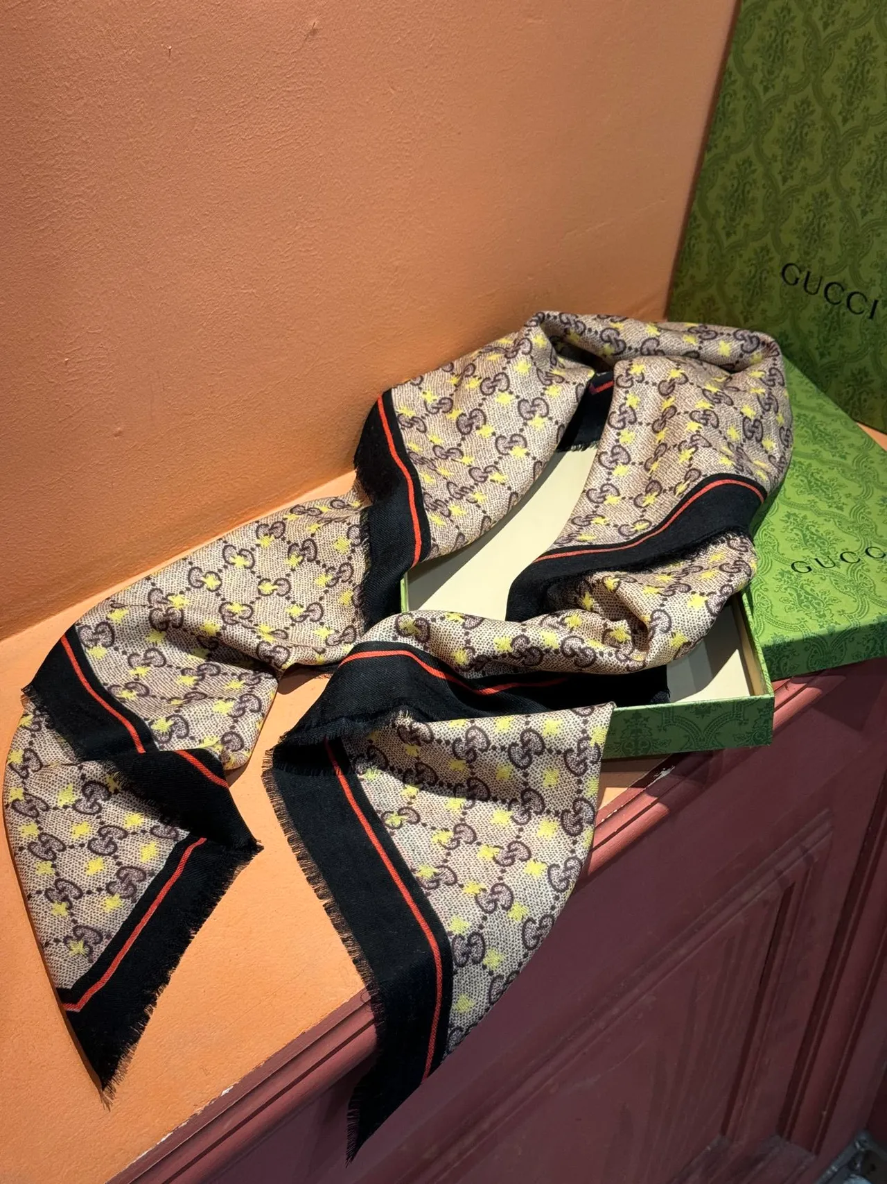 وشاح حرير Gucci بيج أسود مطبوع بموجز مع حواف مزينة بفرش 8