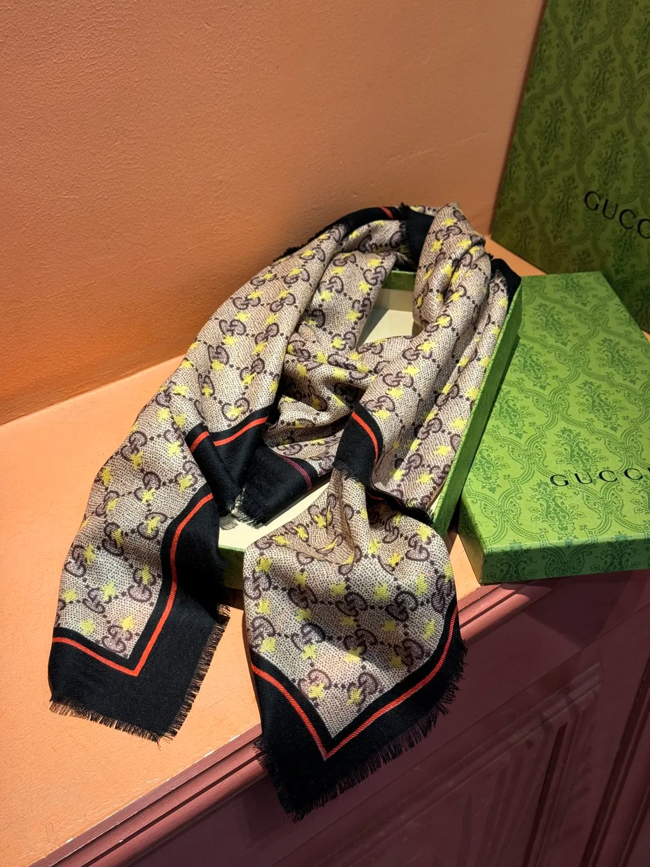 وشاح حرير Gucci بيج أسود مطبوع بموجز مع حواف مزينة بفرش 9