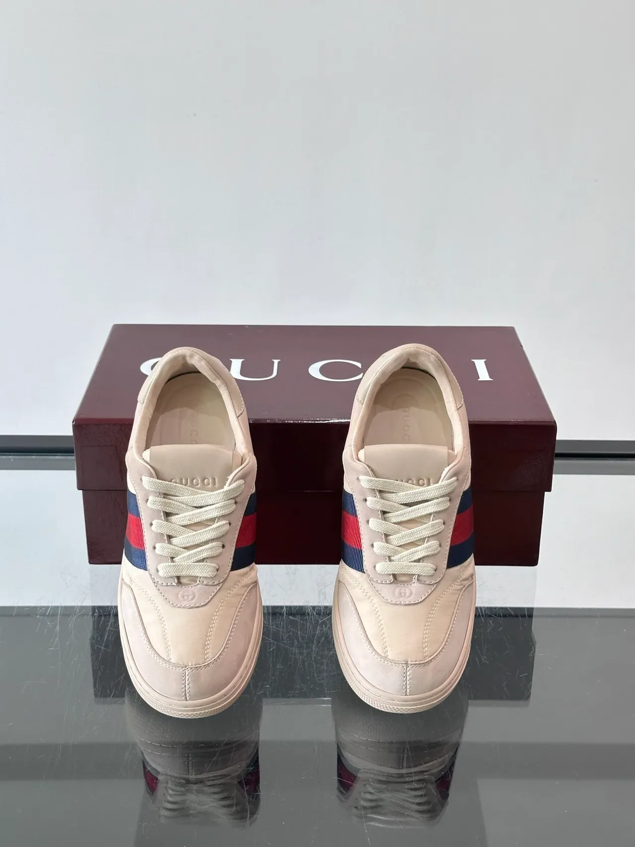 গুসি Beige Navy লো-টপ চামড়া এবং সিন্থেটিক উপর লাইফস্টাইল স্নিকার্স 4
