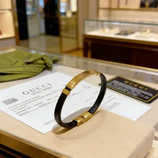 سوار Gucci جلد أسود ومعدن بلون ذهبي